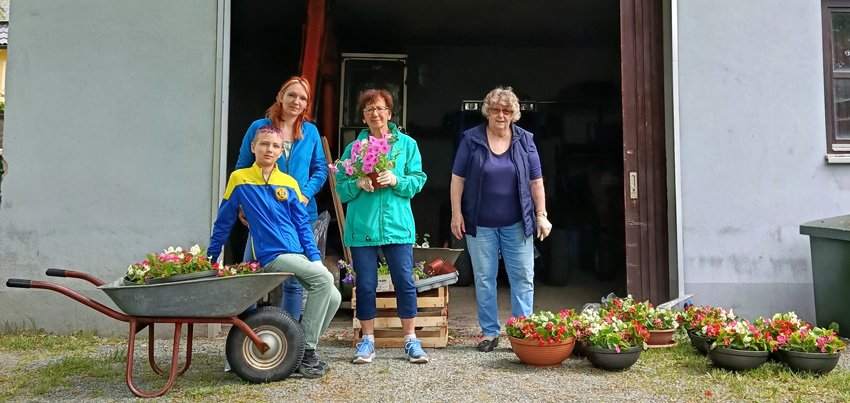 22 Jahre Tradition: FWG bepflanzt Kriegergräber zum Sommer